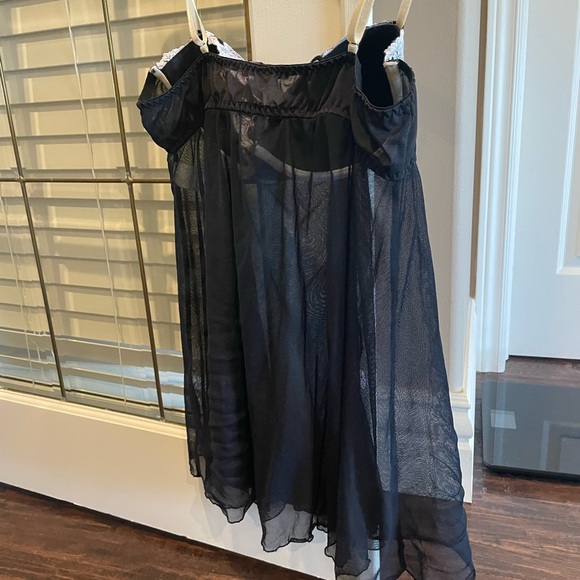 Ladies sheer lightweight ruffle sleepwear - Picture 5 of 7